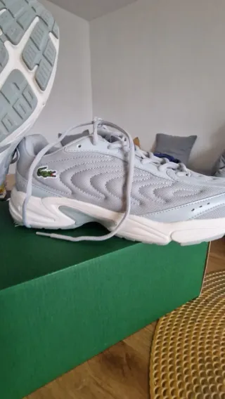 Zapatillas Lacoste grises y blancas
