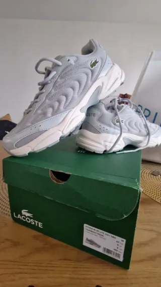 Zapatillas Lacoste grises y blancas