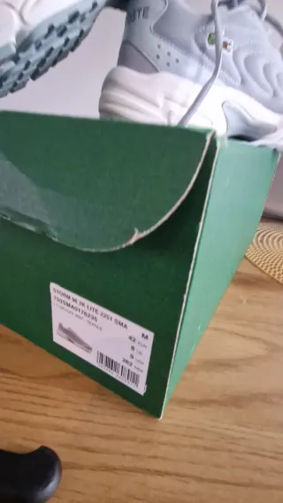 Zapatillas Lacoste grises y blancas