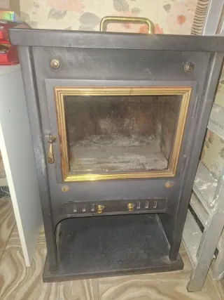 Estufa de leña negra y dorada