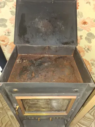 Estufa de leña negra y dorada