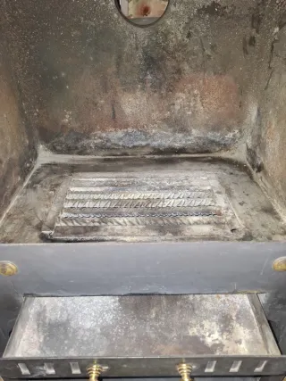 Estufa de leña negra y dorada