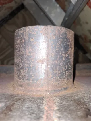 Estufa de leña negra y dorada