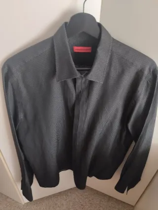 Camisa negra con puntitos en blanco