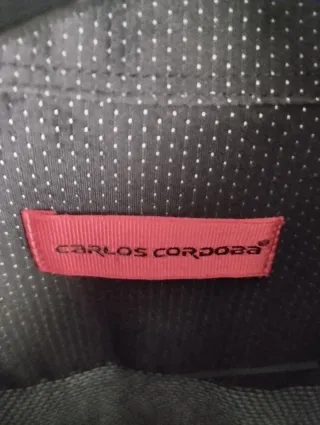 Camisa negra con puntitos en blanco