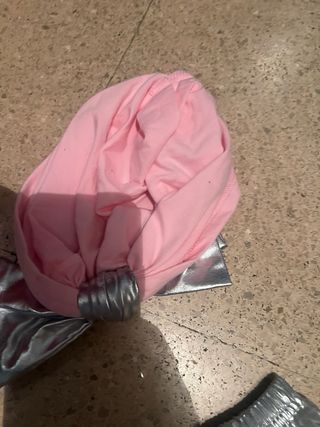 Pantalón plateado y conjunto rosa