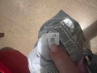 Pantalón plateado y conjunto rosa