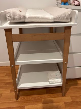 Cambiador de bebé con estantes