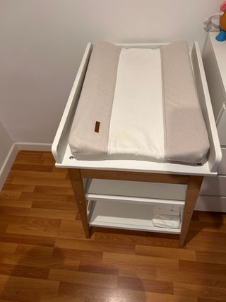 Cambiador de bebé con estantes