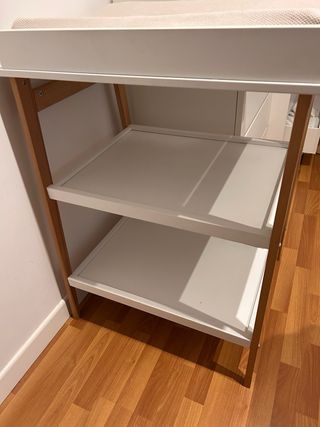 Cambiador de bebé con estantes