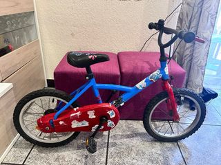 Bicicleta infantil azul y roja