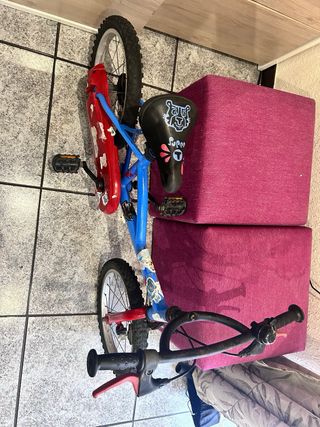 Bicicleta infantil azul y roja