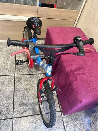 Bicicleta infantil azul y roja