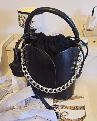 Bolso cuero negro pétalo