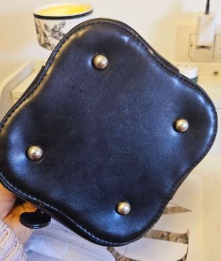 Bolso cuero negro pétalo