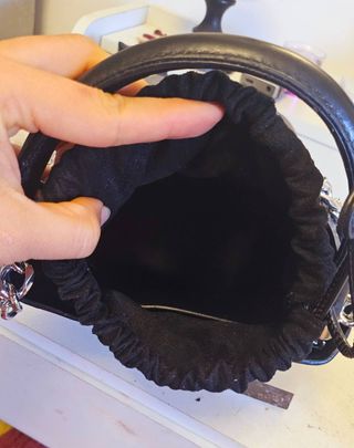 Bolso cuero negro pétalo