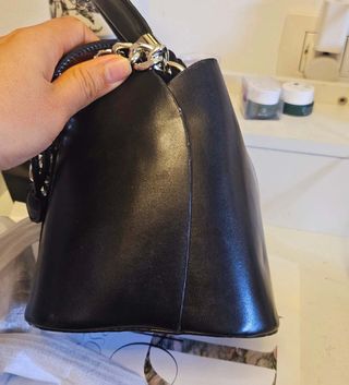 Bolso cuero negro pétalo