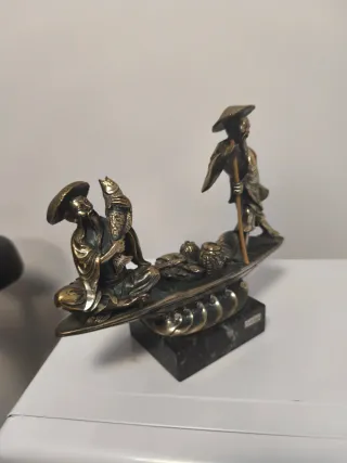 Figura de plata y metal con base de piedra