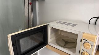 Microondas Schneider 700W Crema