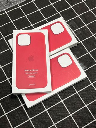 Custodia iPhone 13 Mini in silicone MagSafe rossa