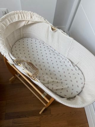 Moisés bebé con colchón y vestidura beige