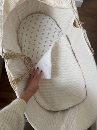 Moisés bebé con colchón y vestidura beige