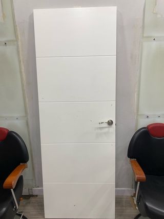 Puerta blanca moderna