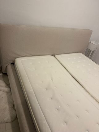 Cama King + 2 colchones beige/blanco