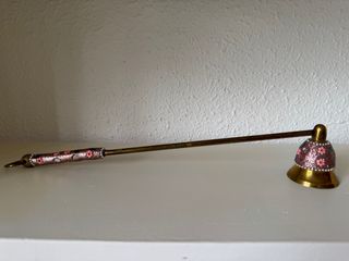 Apagavelas metálico con incrustaciones