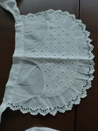 2 grembiuli ricamati