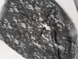 Mantilla negra de encaje floral
