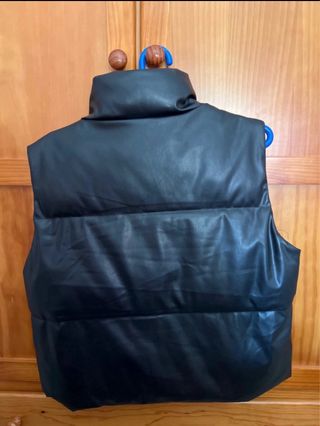 Chaleco acolchado efecto piel negro