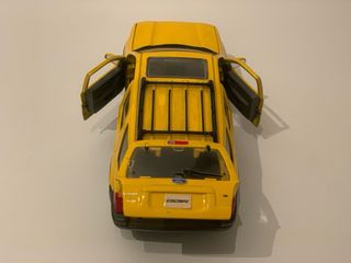 Maqueta coche Ford Escape escala 1/24