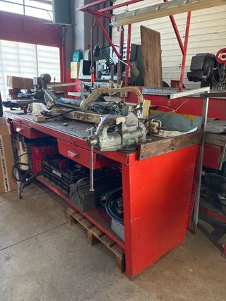 Banco de trabajo metálico robusto