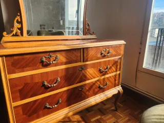 Cómoda de madera con espejo