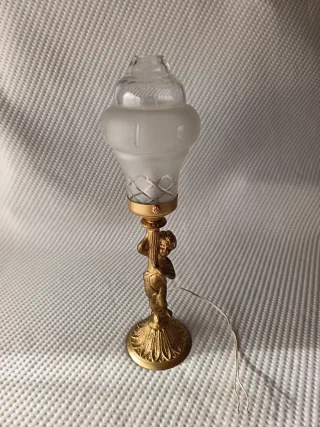 Lámpara de bronce antigua con figura