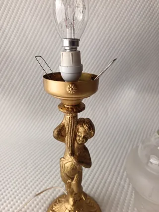 Lámpara de bronce antigua con figura