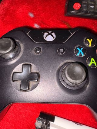 Xbox One con mando y juegos