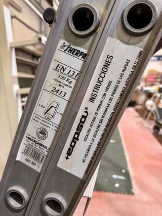 Escalera de almacén móvil