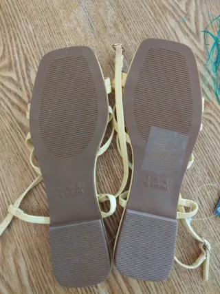 Sandalias planas Primark amarillas talla 37