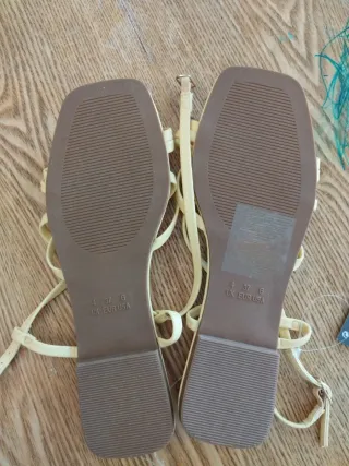 Sandalias planas Primark amarillas talla 37
