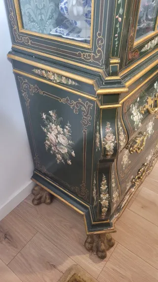 Vitrina madera pintada a mano