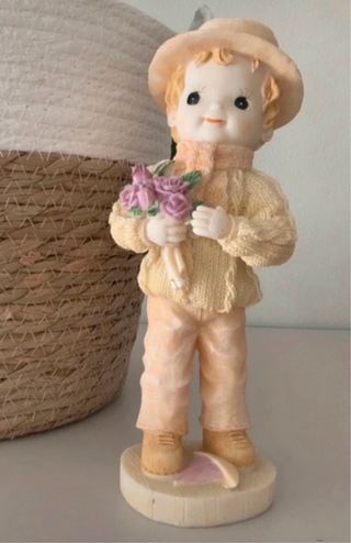 Figura cerámica niño con flores