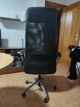 Silla de oficina IKEA negra y plateada