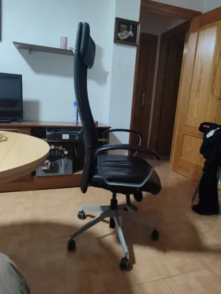 Silla de oficina IKEA negra y plateada