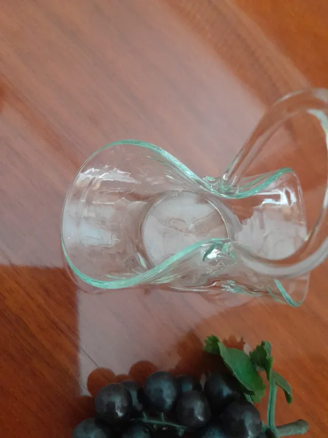 Cesta cristal con racimo de uvas