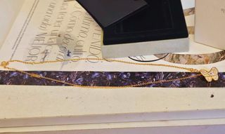 Collar mariposa dorado con cristales