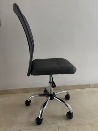 Silla de oficina negra con base cromada