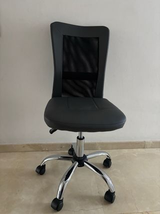 Silla de oficina negra con base cromada