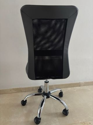 Silla de oficina negra con base cromada